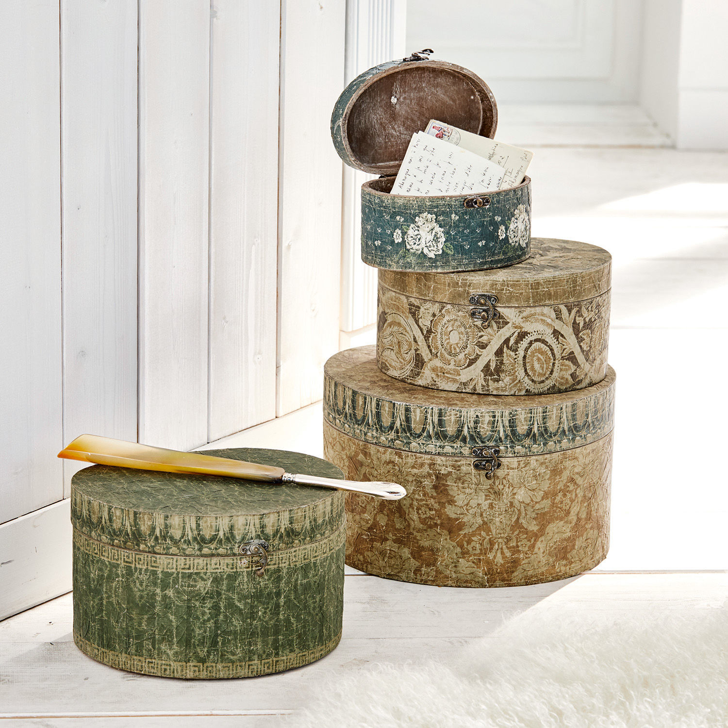 Box set van 4 Talais Set van vier ronde decoratieve papieren dozen in groen- en beigetinten met patronen en oude brieven