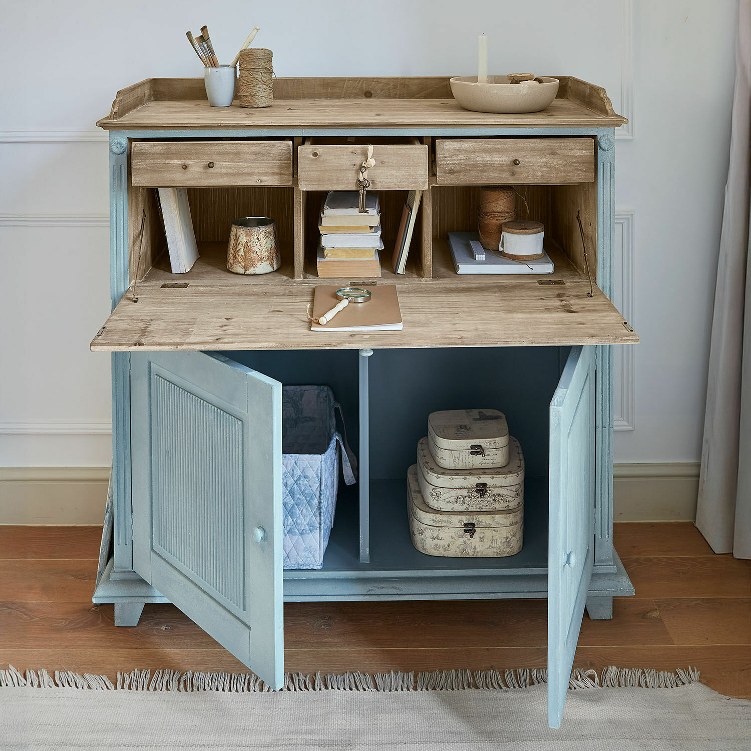 Secretaire Marignelle Blauwe houten secretaire met natuurlijk blad en open lades voor georganiseerde opslag