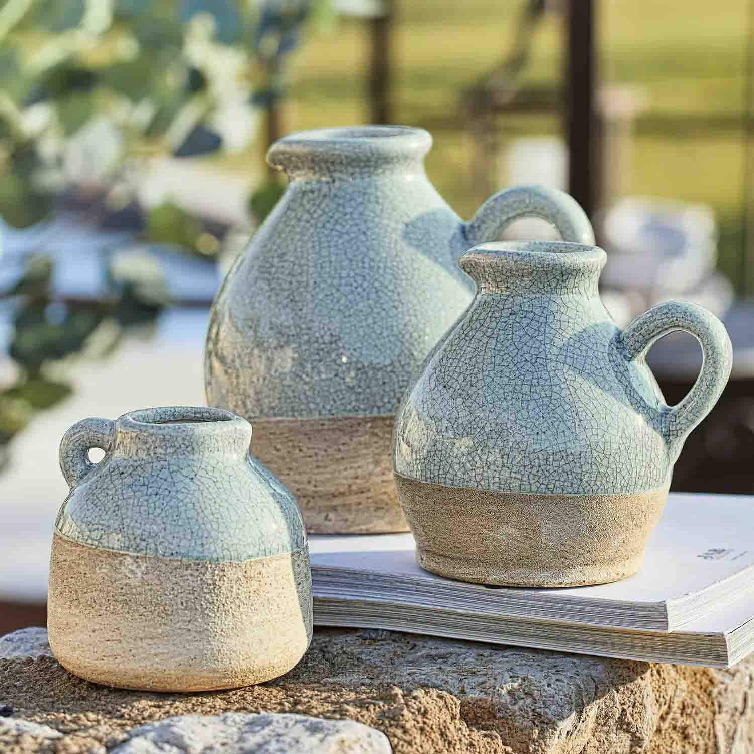 Ensemble de trois vases en céramique bleu clair et beige avec texture craquelée, décoration de table élégante