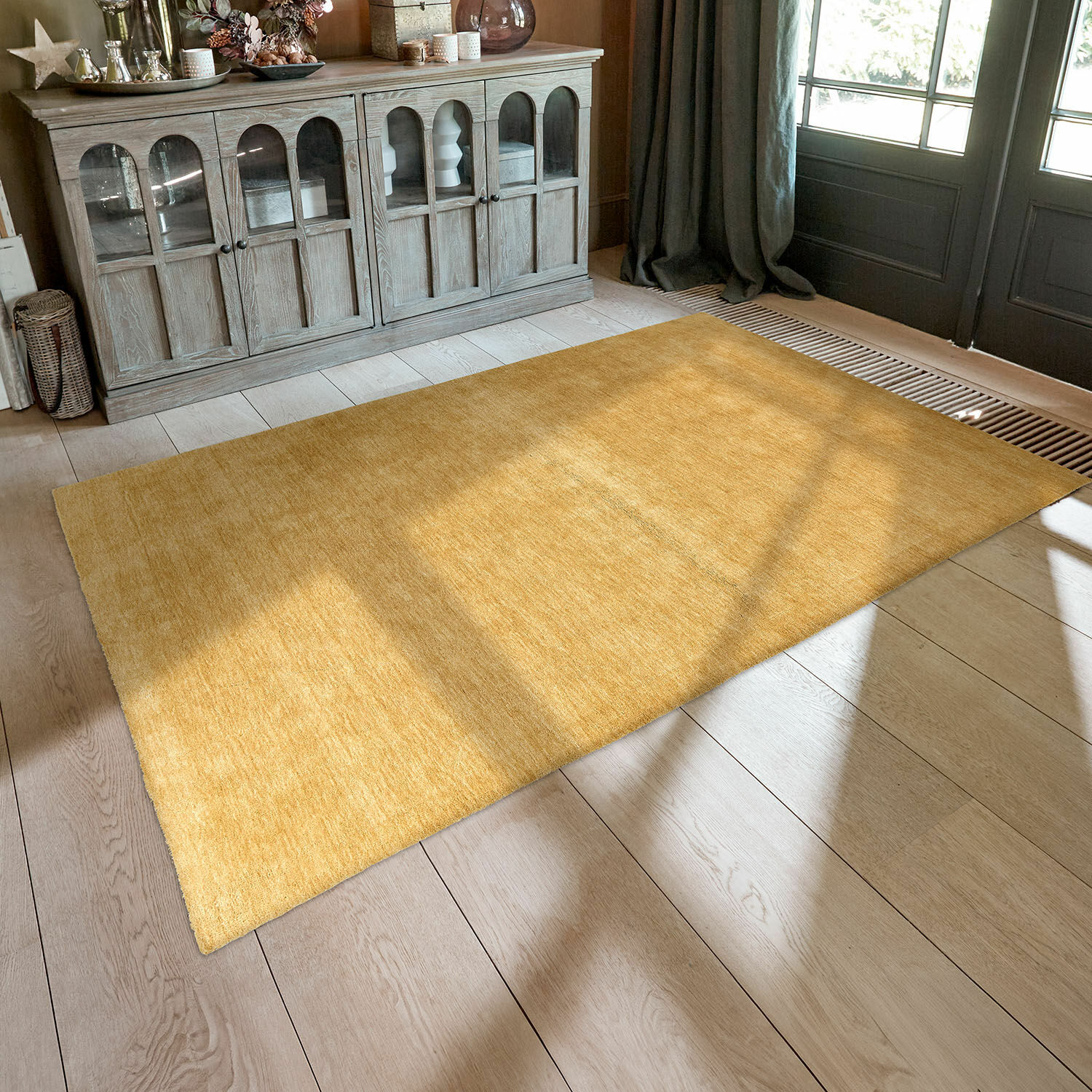 Vloerkleed Cresil Effen gele vloerkleed van zacht materiaal op lichte houten vloer in lichte woonkamer