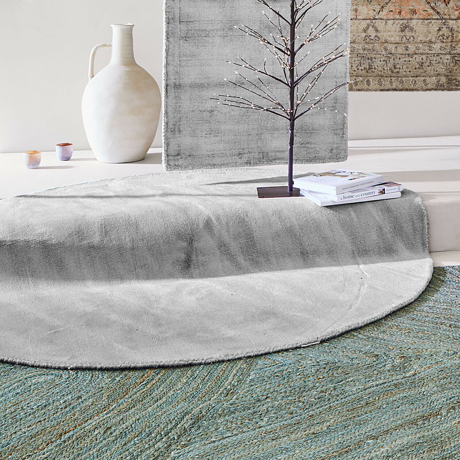 Tapis Mariselle Tapis rond gris en tissu doux avec vase décoratif et livres posés dessus dans un intérieur moderne