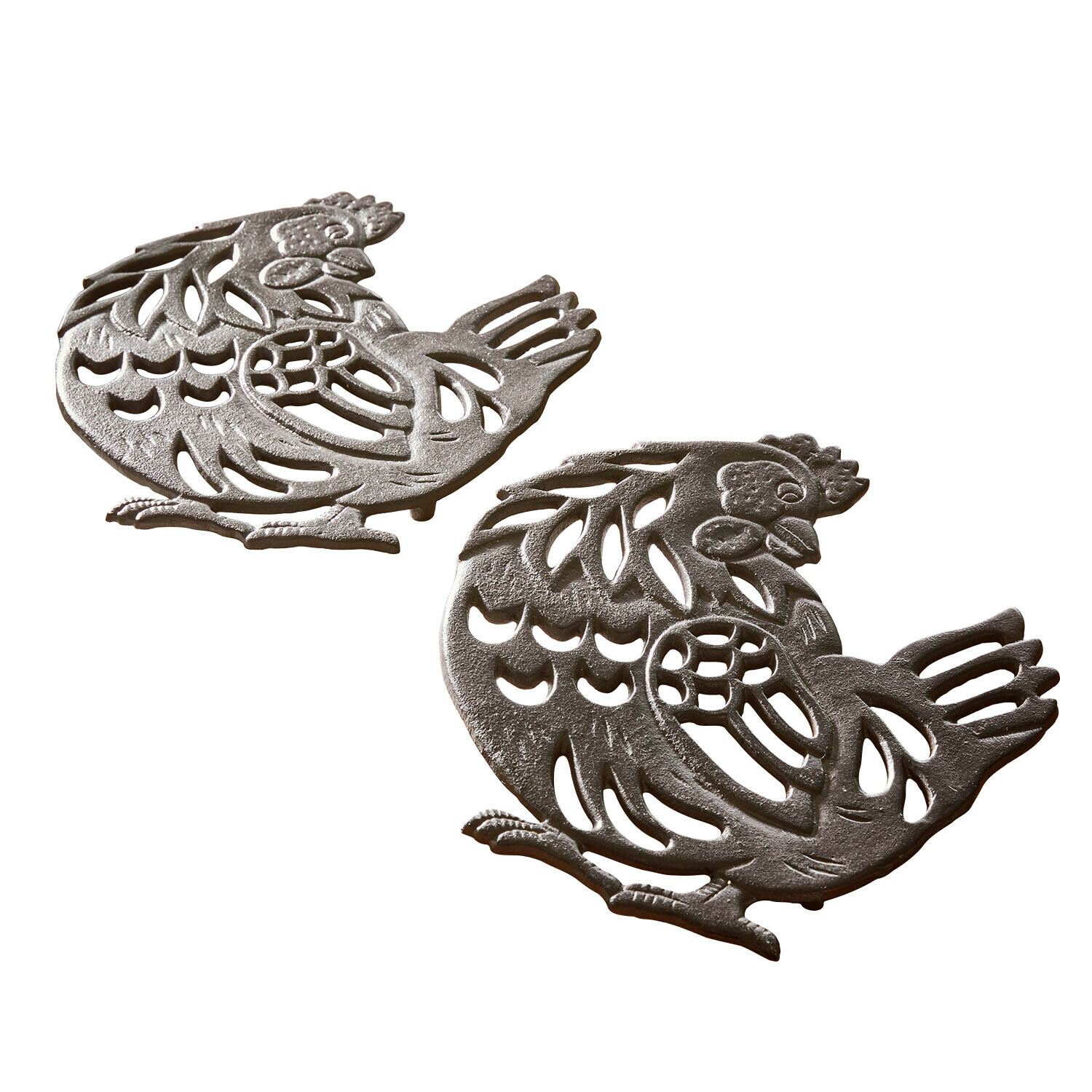 Twee decoratieve onderzetters in de vorm van kippen van grijs metaal, rustieke keukenaccessoire