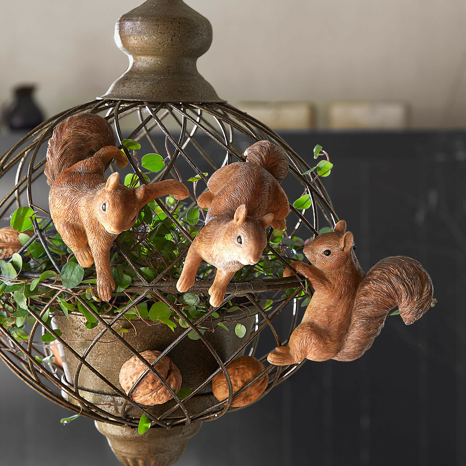 Decoratief eekhoorntje set van 3 Sylvaraen Decoratieve metalen bol met drie bruine eekhoorns en groene bladeren voor interieurdecoratie