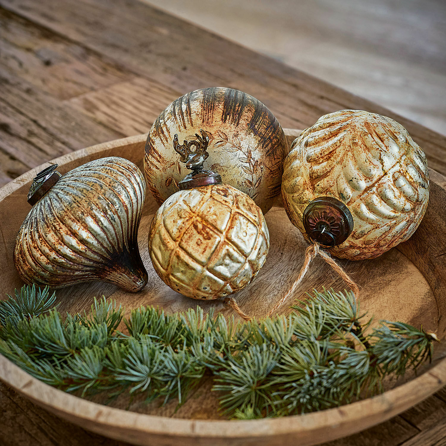 Kerstversiering set van 4 Donia Set van vier gouden, antiek ogende kerstballen op houten schaal met dennentak