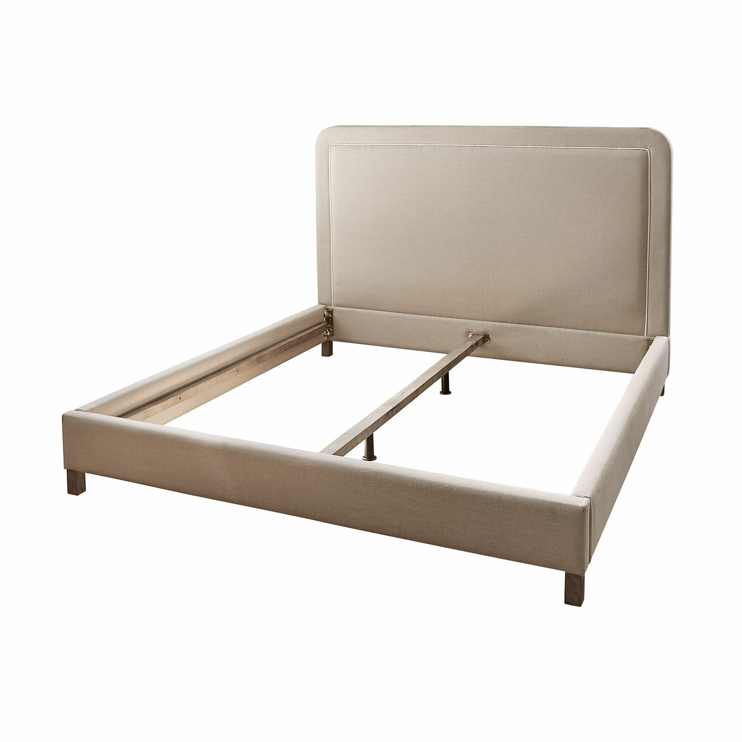 Bed Faircombe Beige gestoffeerd bed met houten poten en eenvoudig hoofdeinde, frame zonder matras