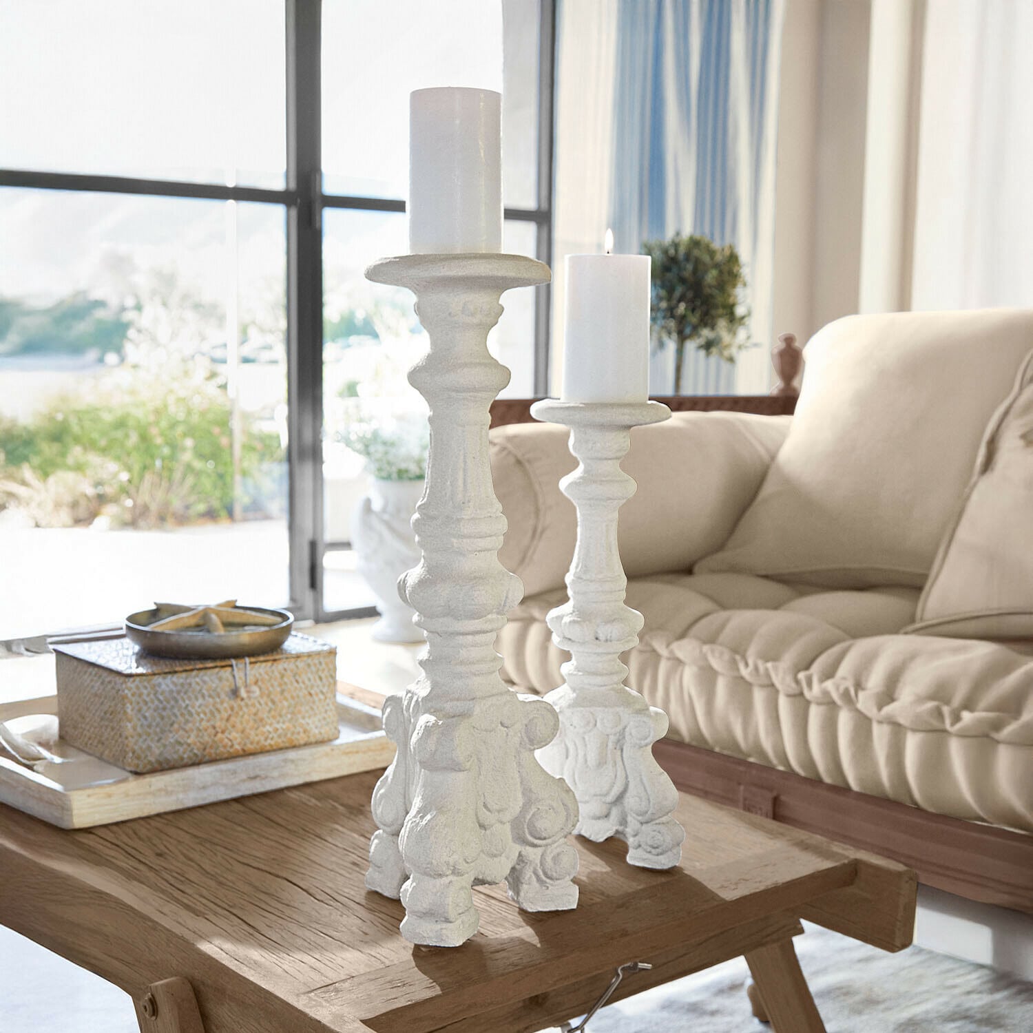 Kandelaar set van 2 Chaverny Twee witte decoratieve kandelaars op houten tafel in lichte woonkamer met beige bank