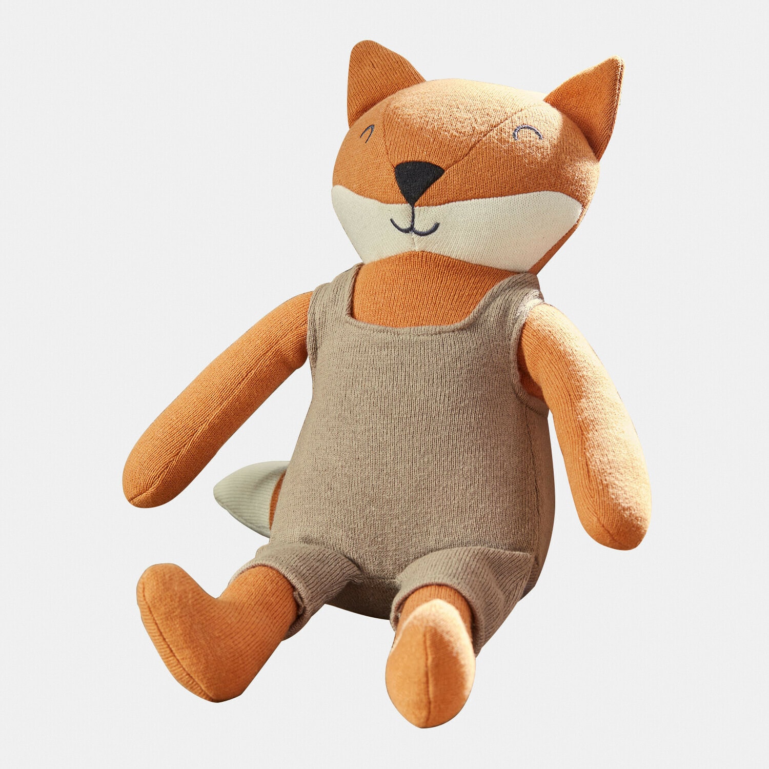 Zachte pluchen vos in oranje en wit met beige gebreide outfit, kindvriendelijk speelgoed