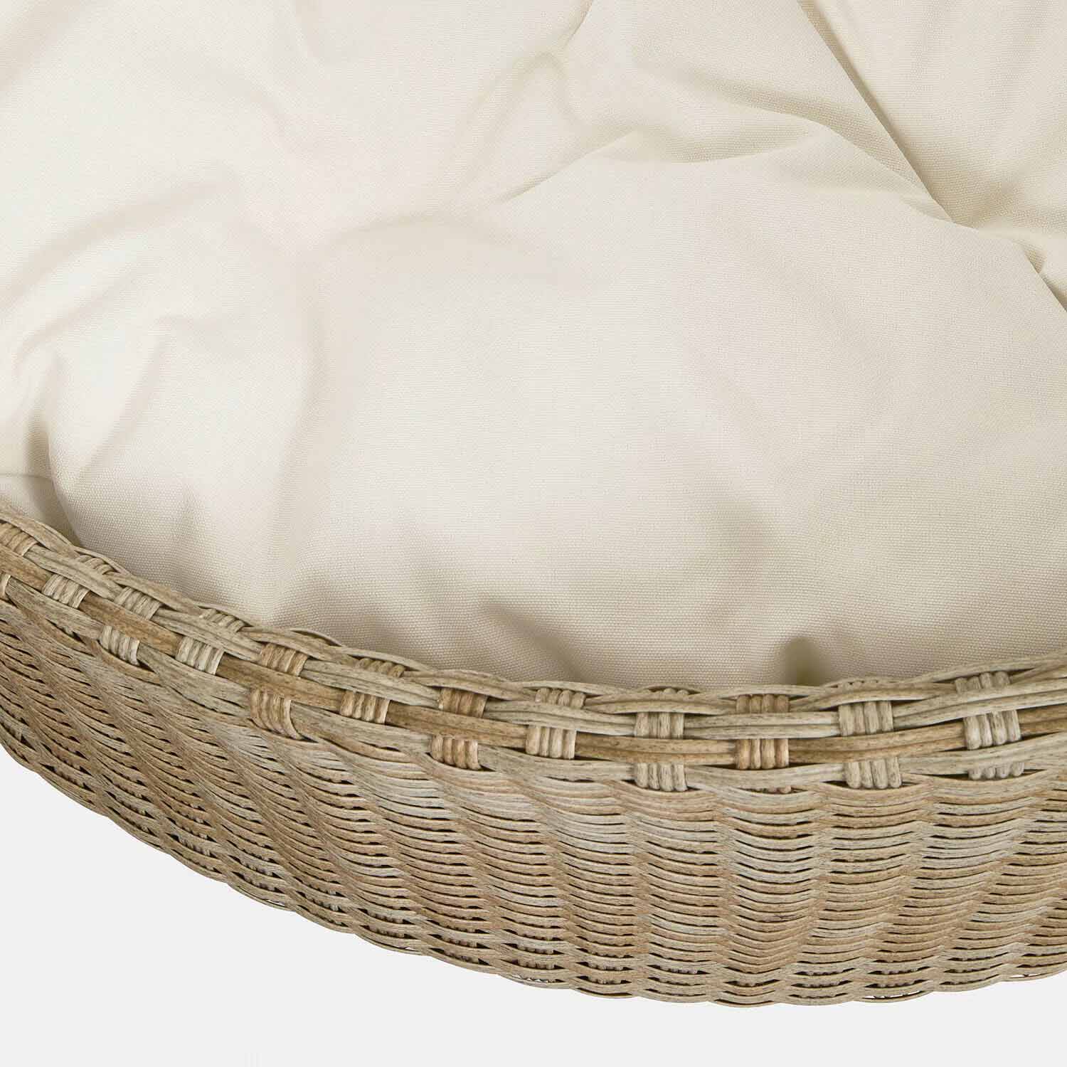 Ronde mand van gevlochten materiaal met crème kussen, natuurlijke stof, comfortabele ligplaats