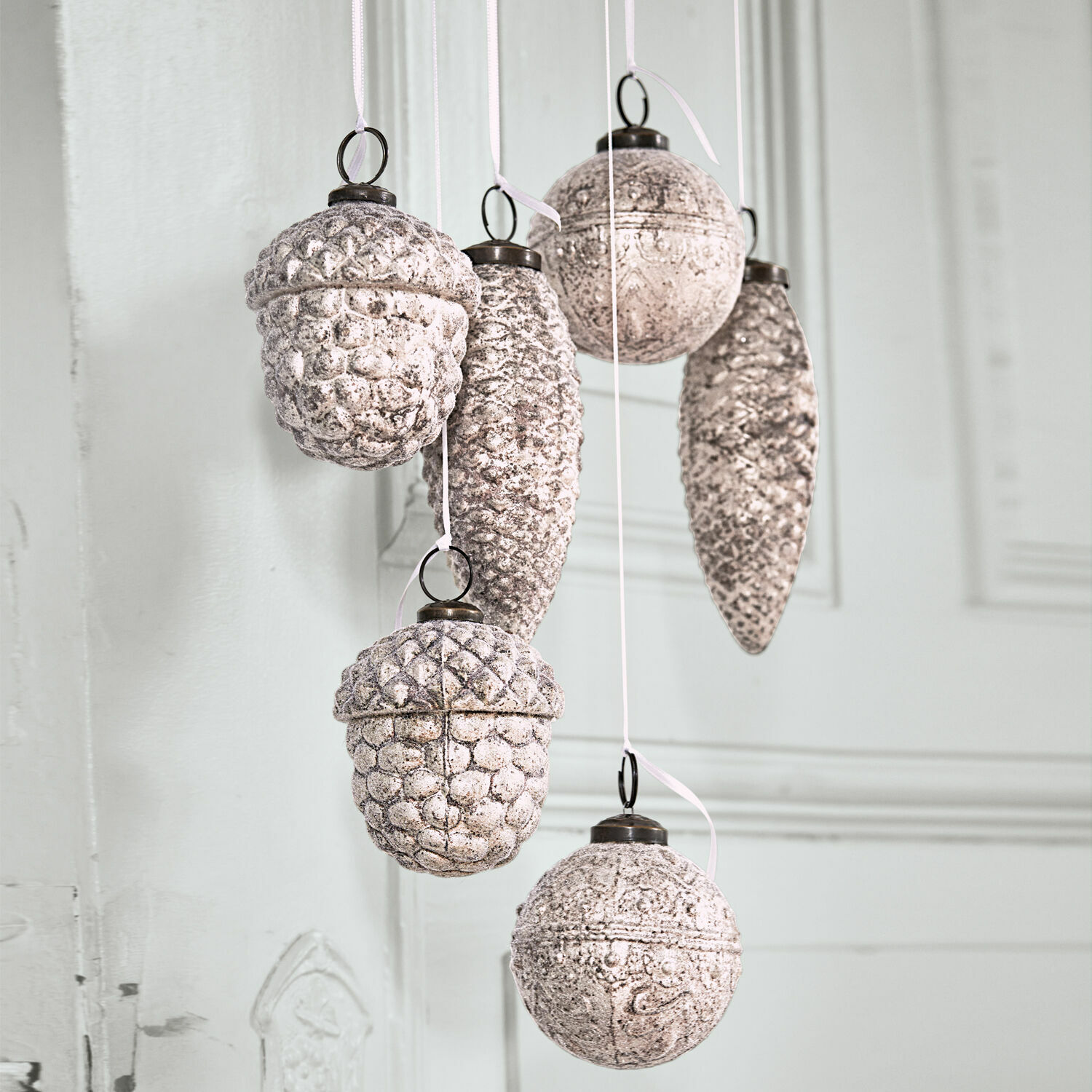Lot de 6 décorations de Noël Quirat Ensemble de six décorations suspendues en forme de pommes de pin et glands blancs pour décoration de Noël