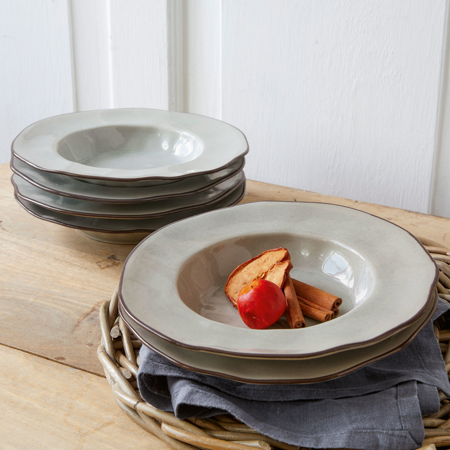 Lot de 6 assiettes creuses Biarré Ensemble d'assiettes creuses en céramique grise sur table en bois avec décoration d'épices