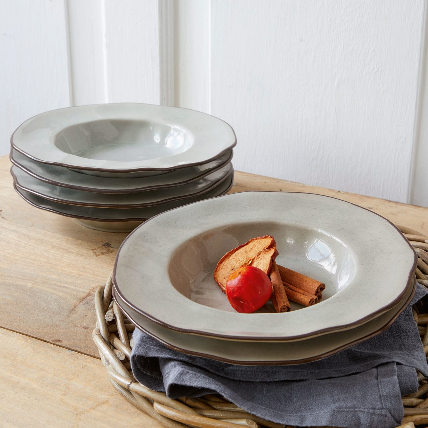 Soepbord set van 6 Biarré Set grijze keramische diepe borden op houten tafel met kruiden decoratie