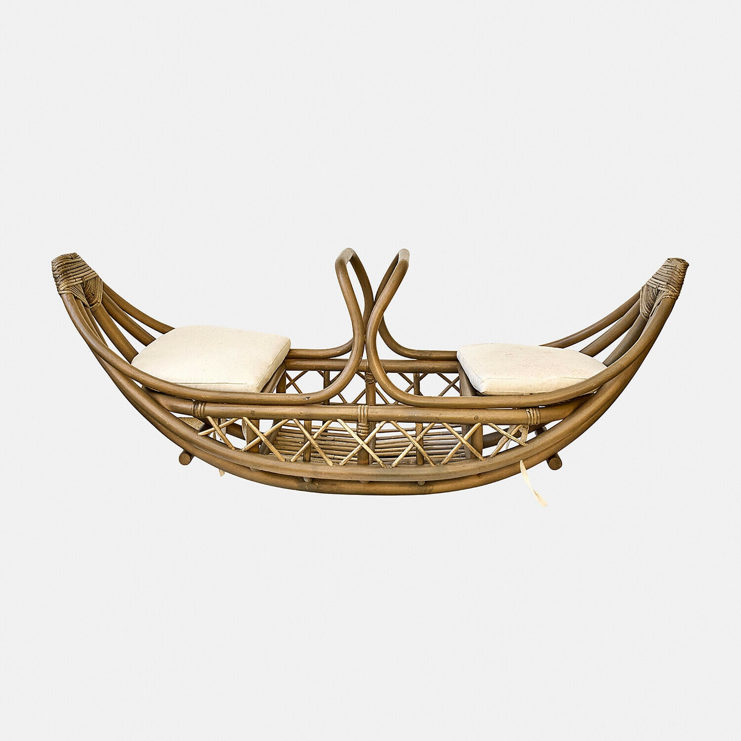 Balançoire double en rotin brun naturel avec coussins crème, mobilier d'extérieur élégant