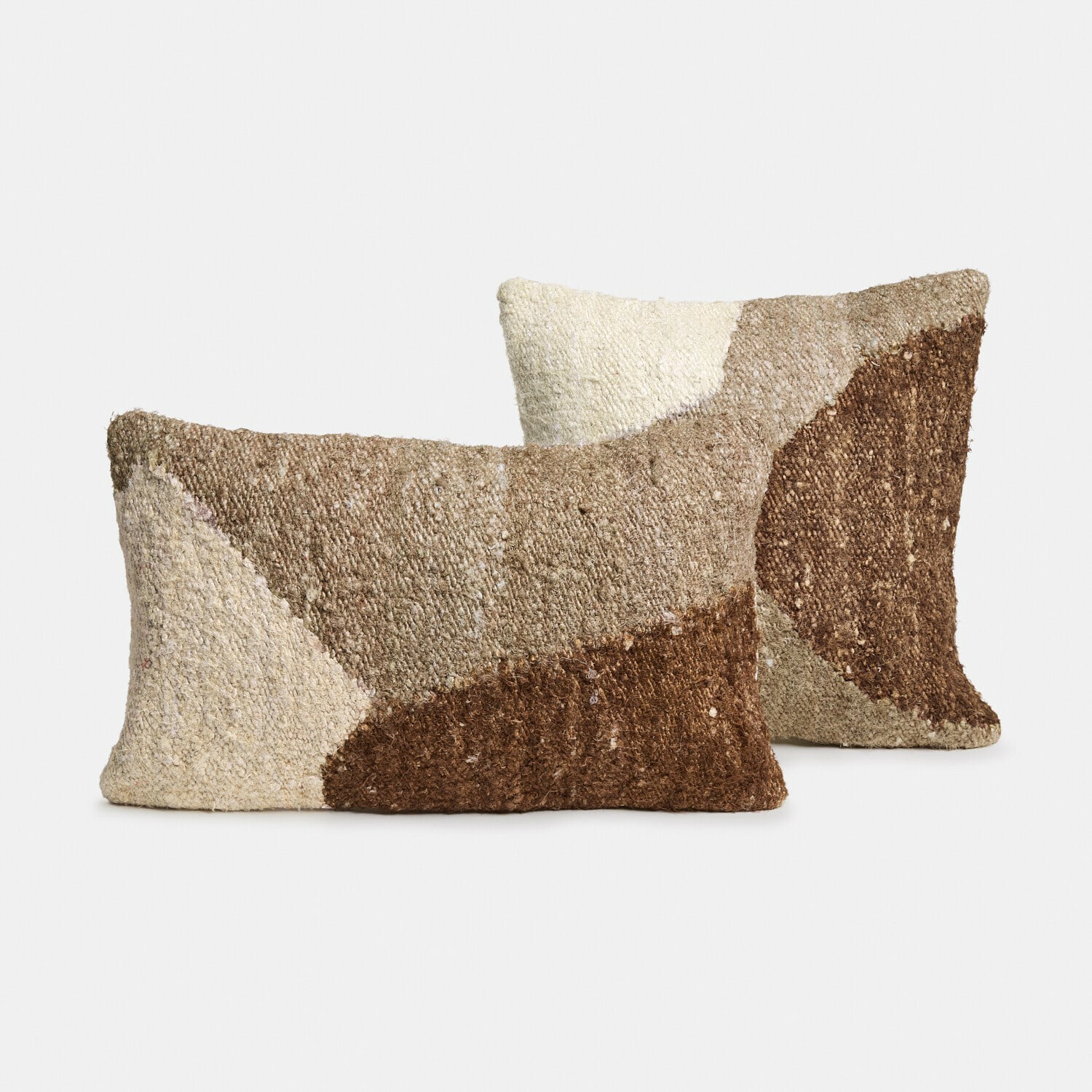 Coussins décoratifs en tissu aux tons bruns et beiges, doux et élégants pour le salon