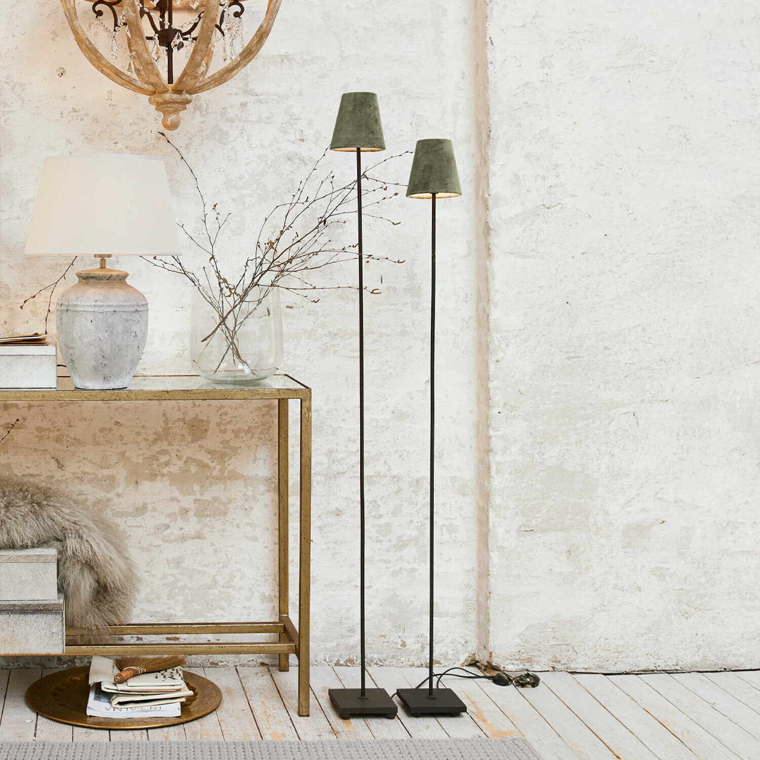 Lot de 2 lampadaires Tacoma Ensemble de deux lampes sur pied noires avec abat-jours verts et table d'appoint dorée au style vintage