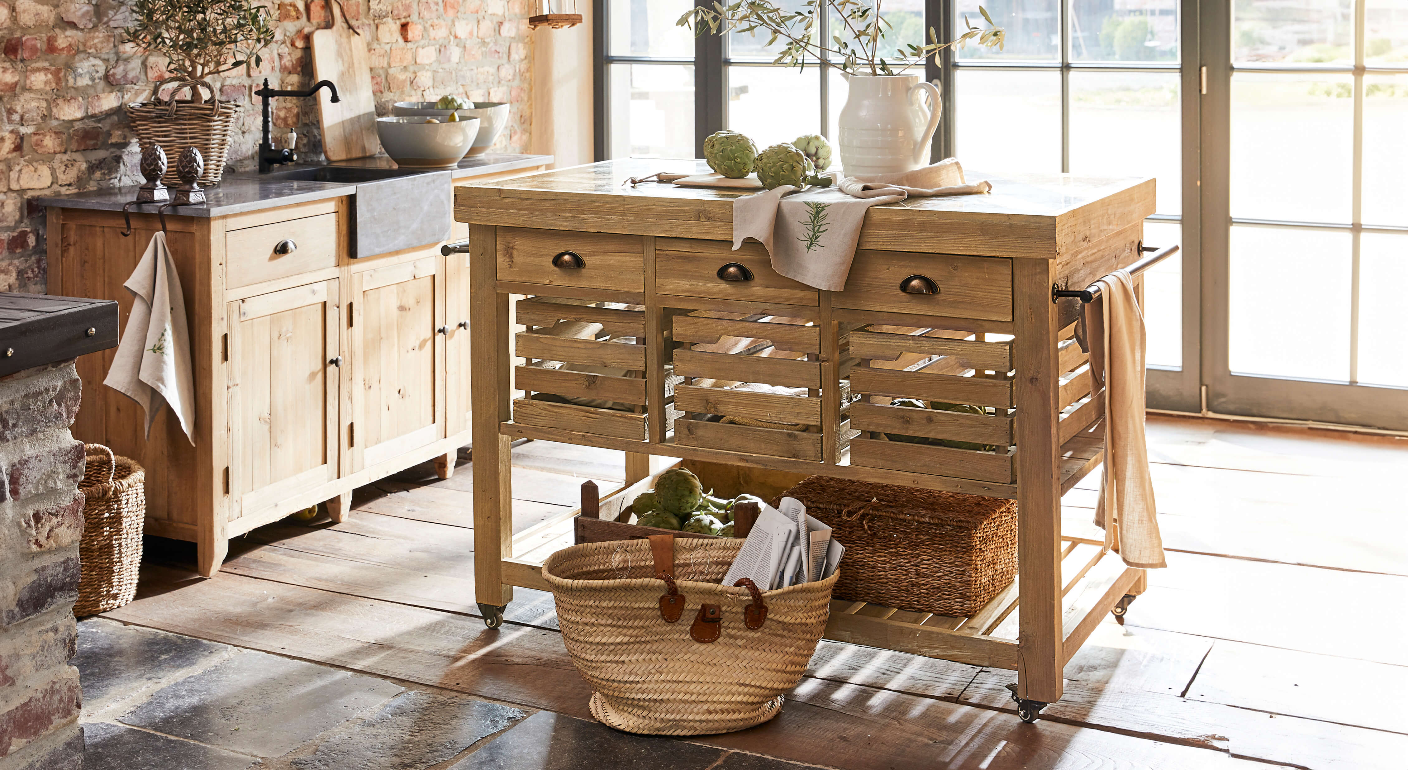 Îlot de cuisine en bois naturel avec tiroirs et étagères, style rustique, mobilier de cuisine