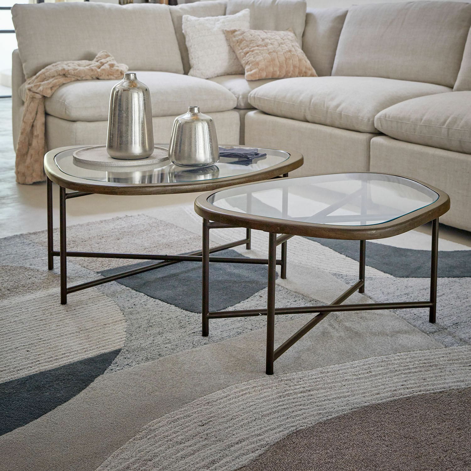 Salontafel set van 2 Kembria Set van twee salontafels met metalen frame en glazen blad in woonkamer met beige bank