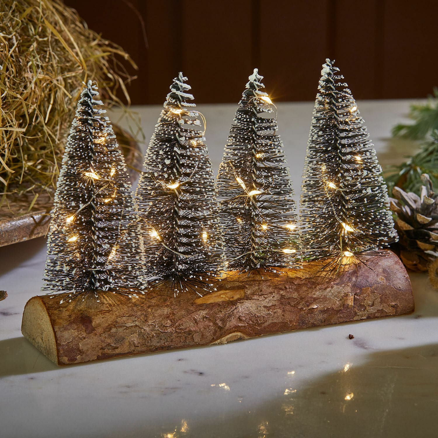 Ledsierboompjes Grimstad Kerstdecoratie met zwarte draaddennen op houten voetstuk verlicht met LED-lichtjes