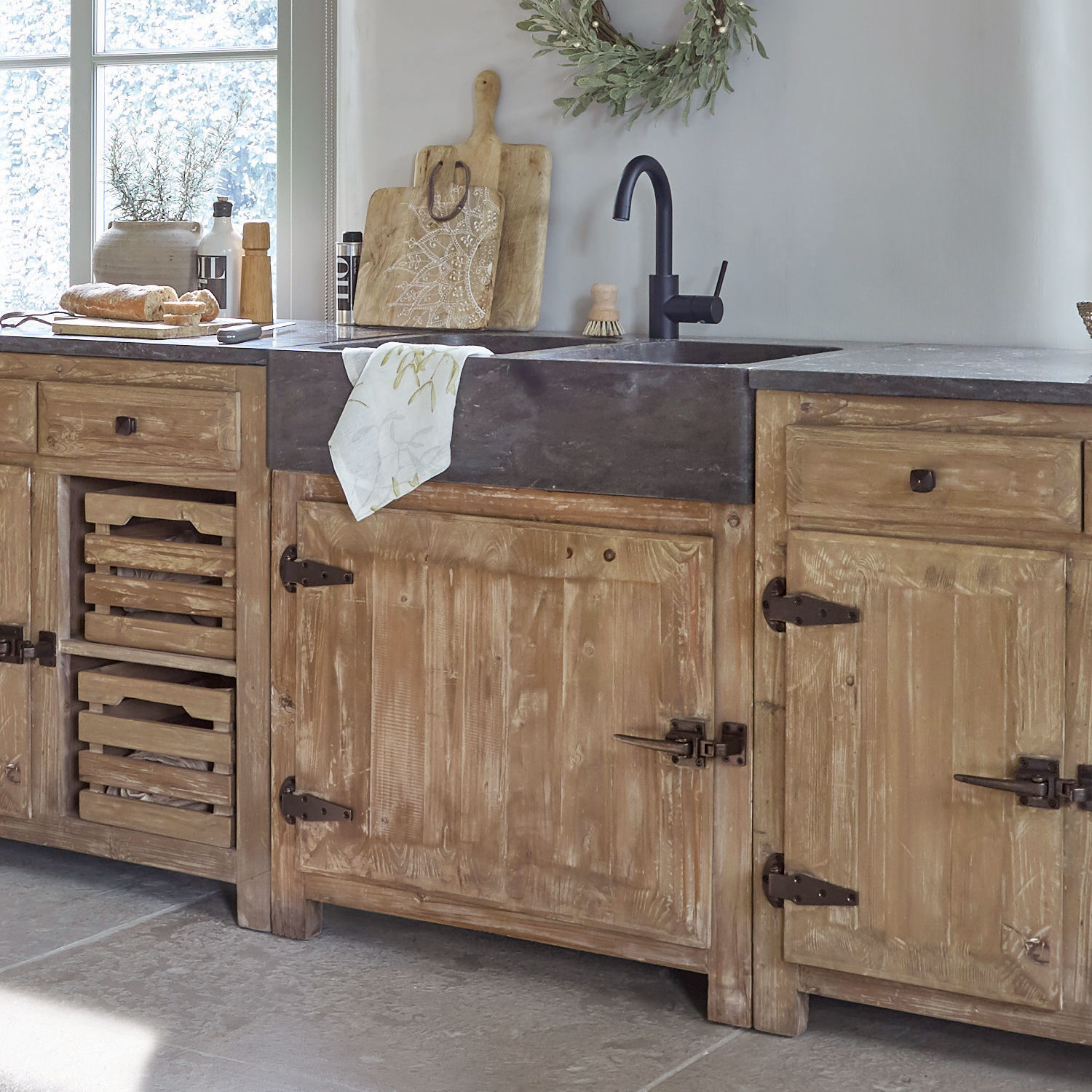 Meuble avec évier Stonehenge Cuisine rustique en bois avec évier en pierre noire et accessoires naturels pour décoration intérieure