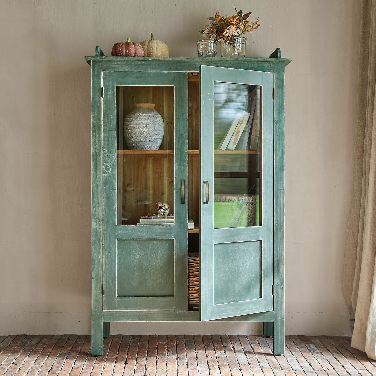Vitrine Nouvellese Armoire verte en bois avec portes vitrées et décorations sur le dessus, meuble de salon rustique