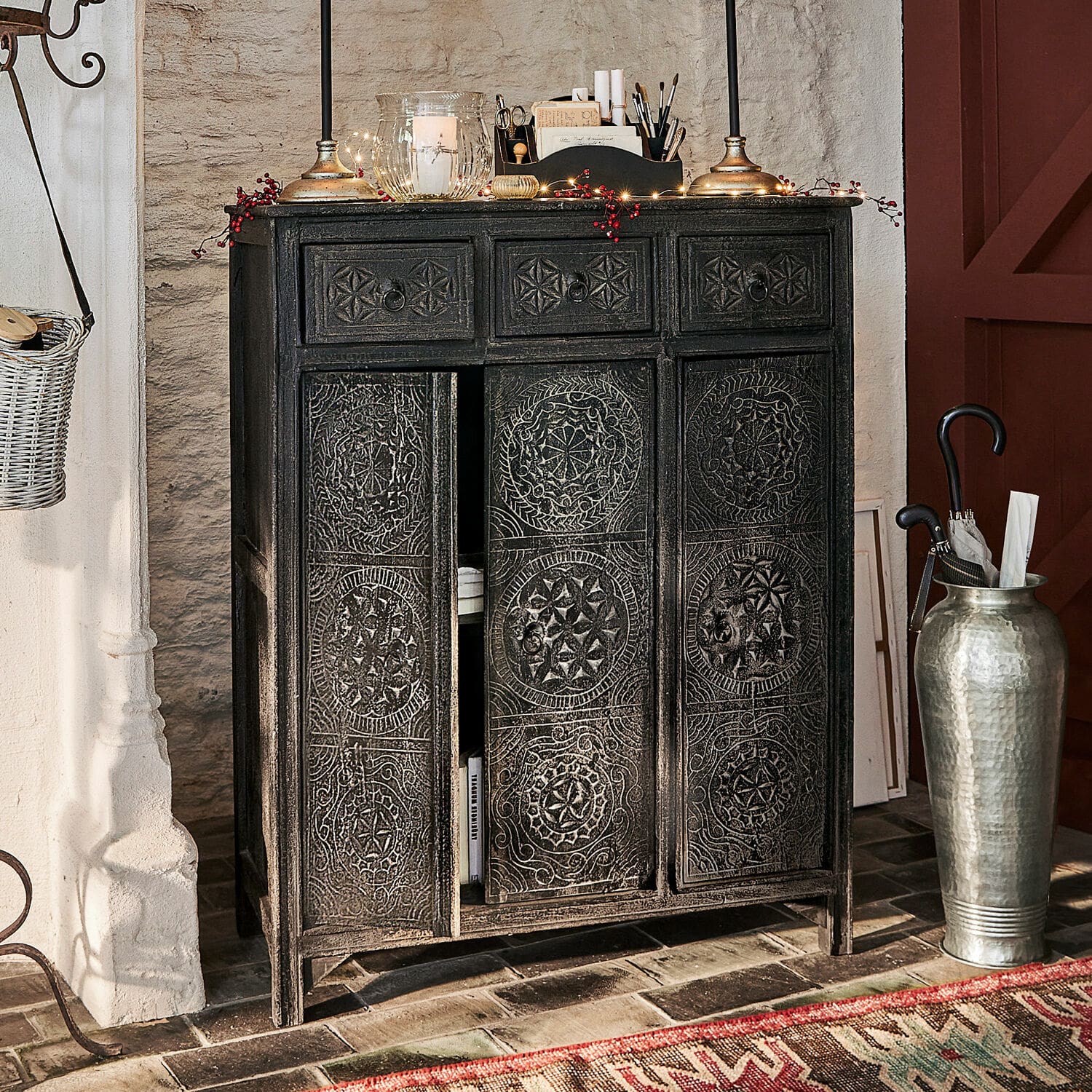 Kastje Dakota Zwarte houten dressoir met gesneden deuren en lades, decoratief meubel voor woonkamer