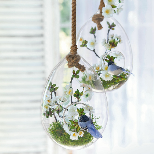 Hangende glazen decoratie met witte bloemen en blauwe vogel aan touw, woonaccessoire