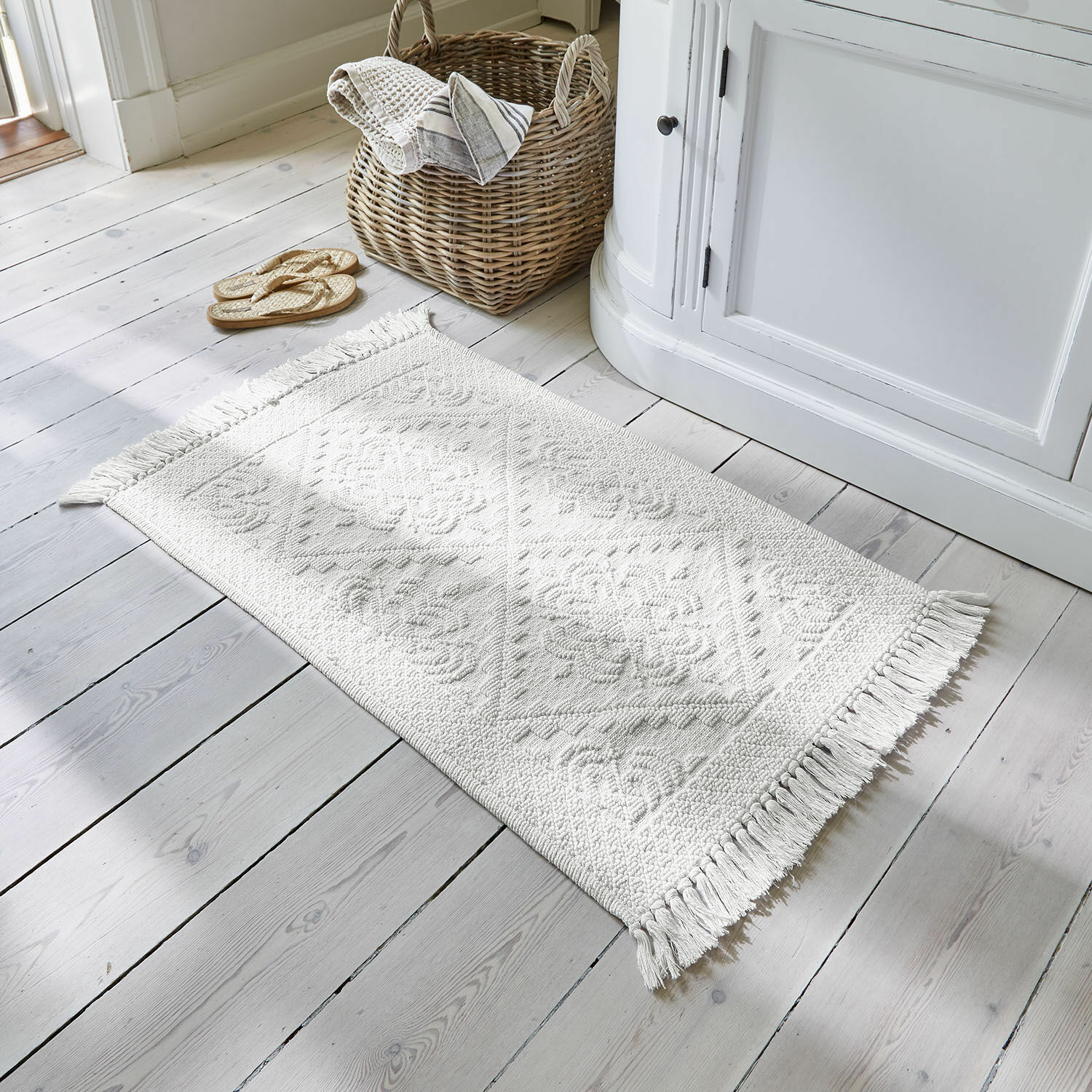 Badmat Mivorex Witte katoenen vloerkleed met franjes en patroon, Scandinavische interieurvloer decoratie