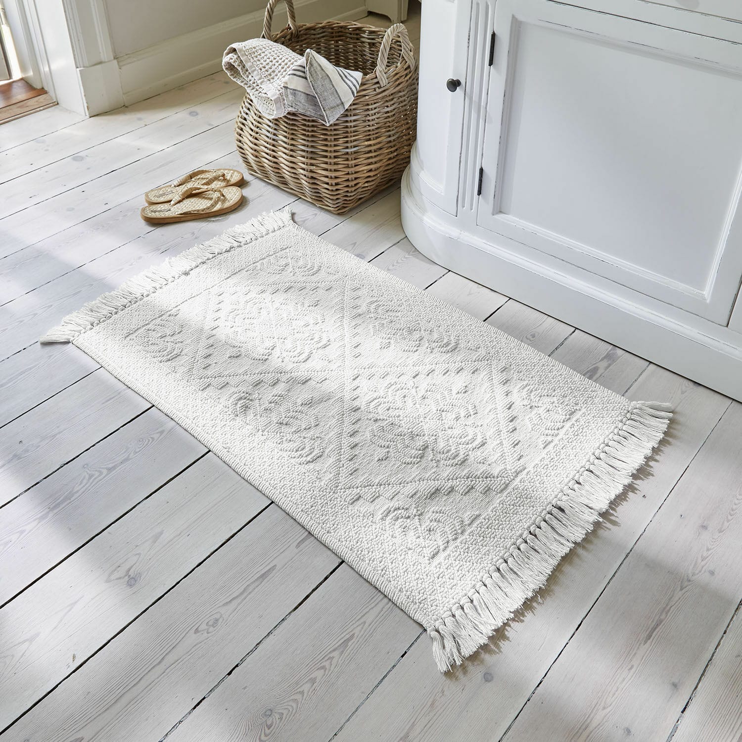 Badmat Mivorex Witte katoenen vloerkleed met franjes en patroon, Scandinavische interieurvloer decoratie