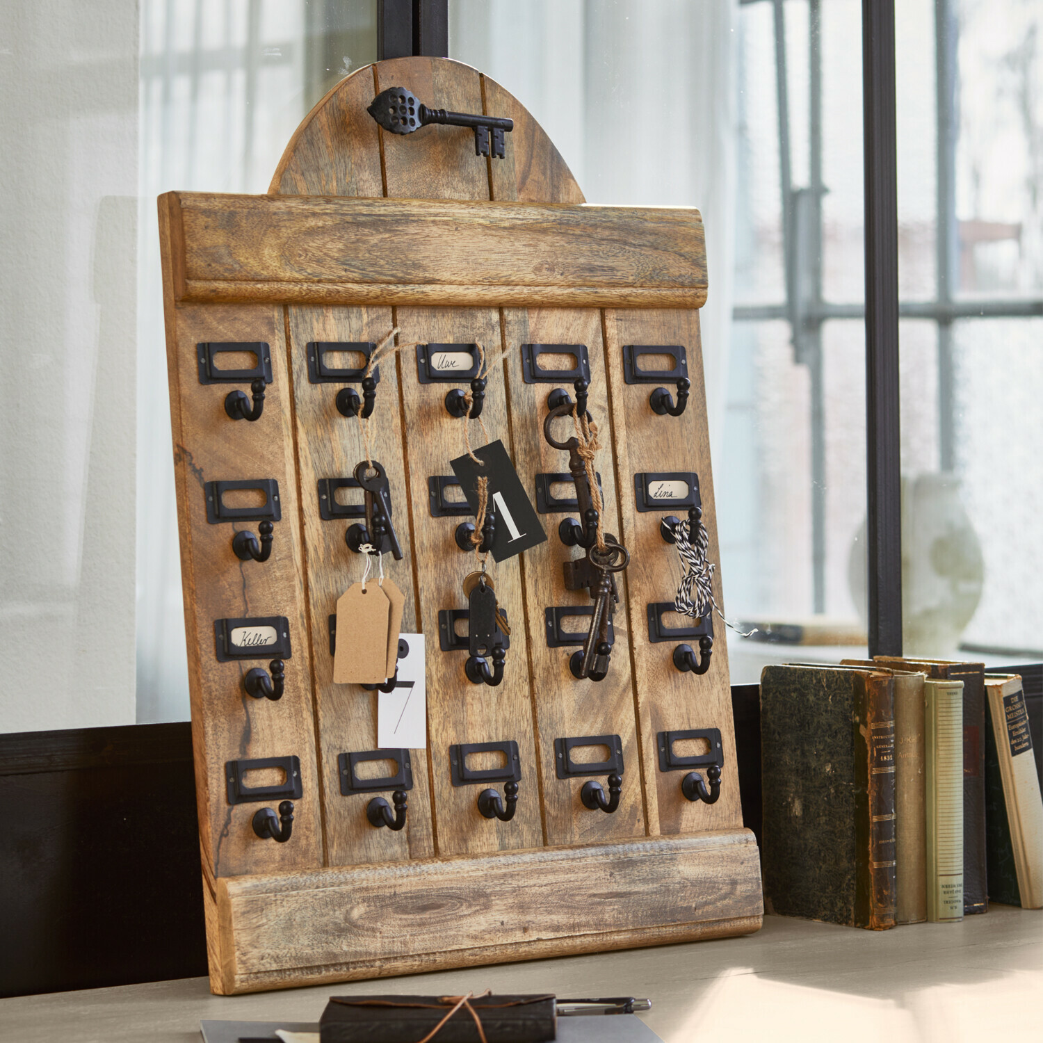 Sleutelbord Kardifa Houten sleutelbord met metalen haken en labels, vintage woondecoratie