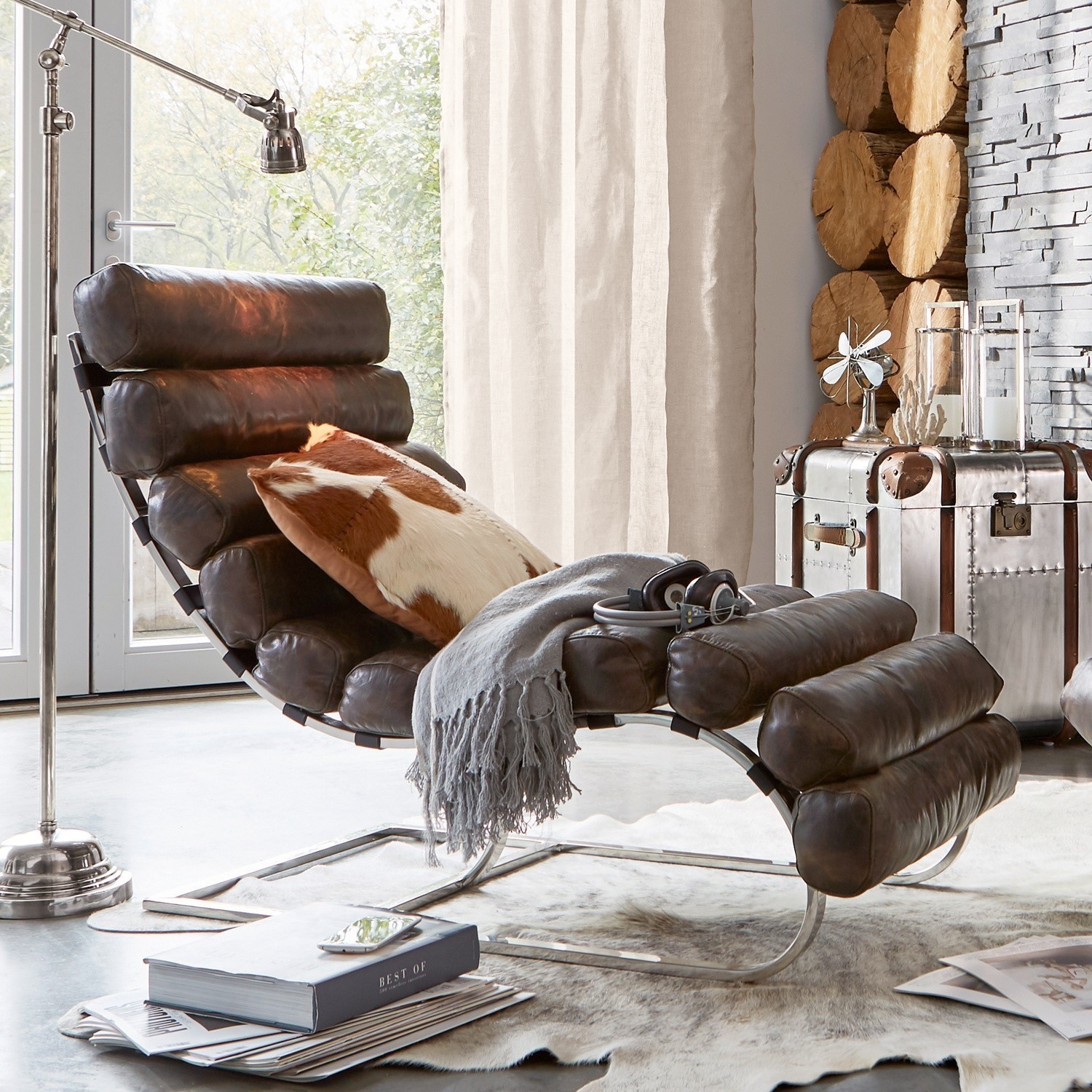 Lounger Davyss Moderne stoel van donkerbruin leer met metalen frame en zacht kussen in woonkamer