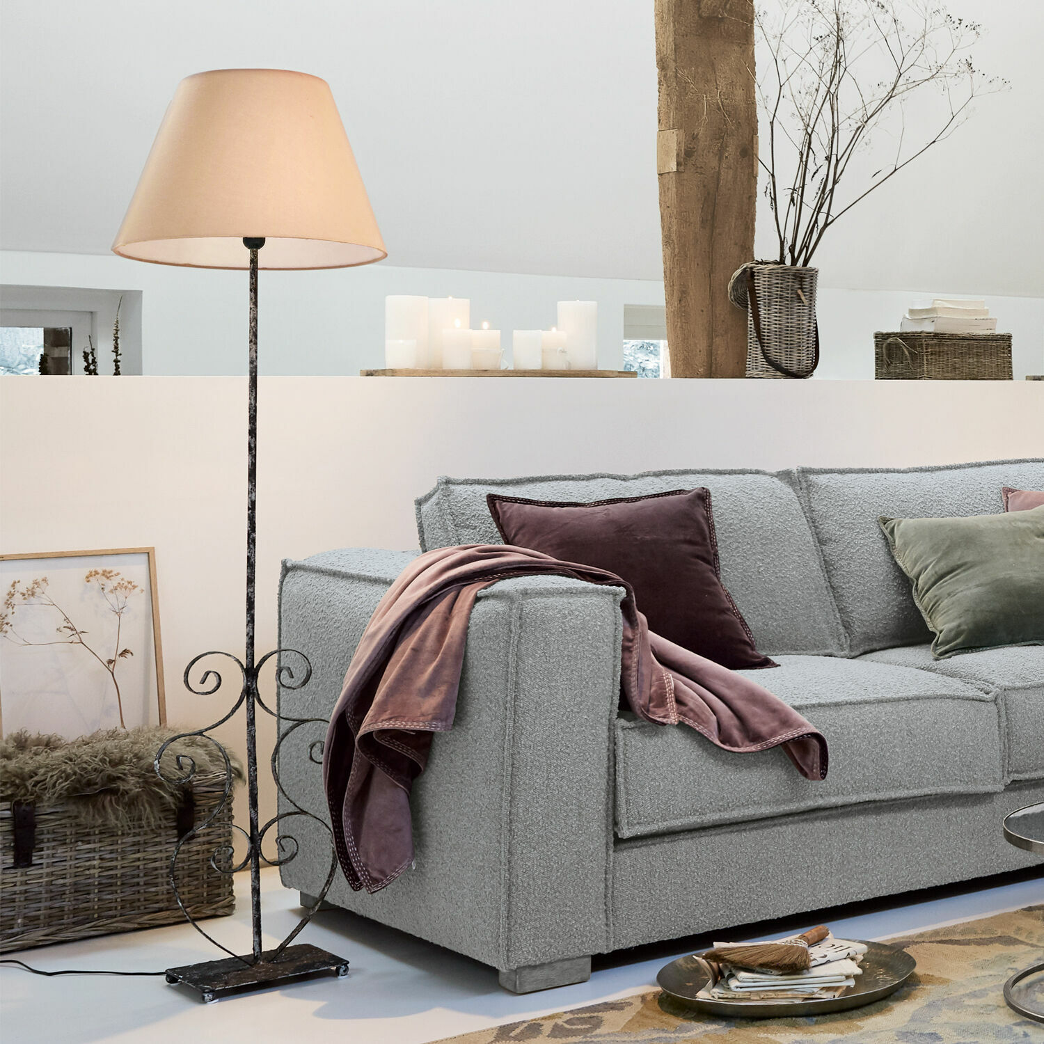 Staande lamp Le Havre Staande lamp met metalen voet en beige kap naast grijze bank in moderne woonkamer