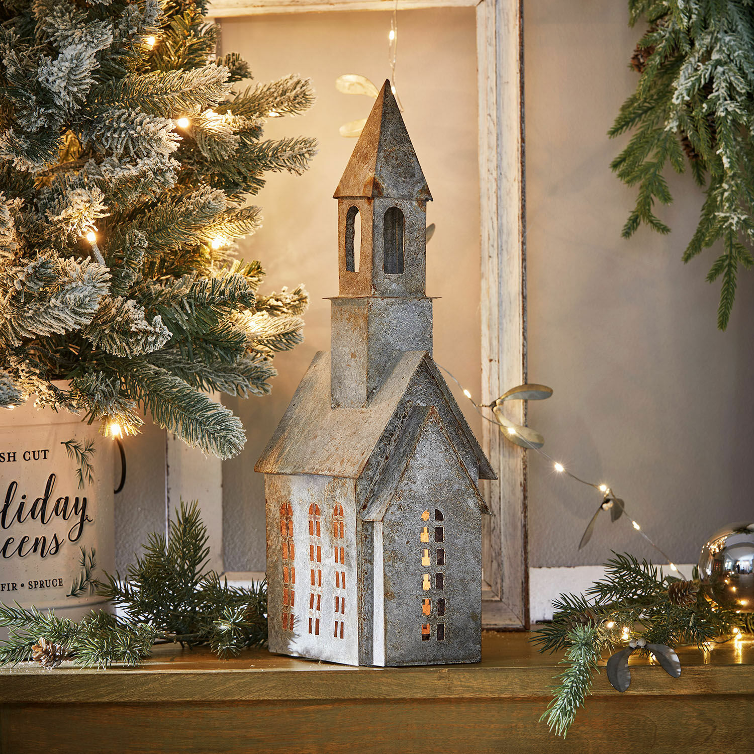 Photophore Montavino Lantern en métal en forme d'église grise, décoration de Noël avec éclairage LED chaleureux