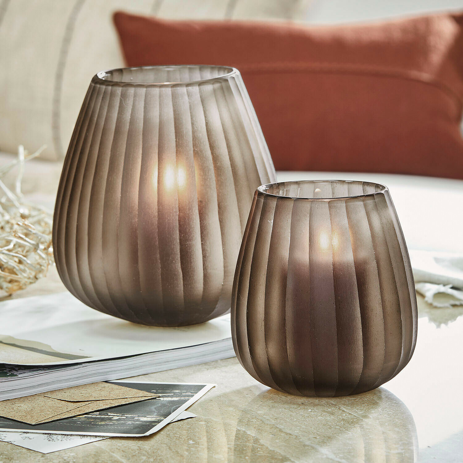 Lot de 2 photophores Monterella Deux photophores en verre fumé avec rainures verticales, décoration élégante pour salon moderne