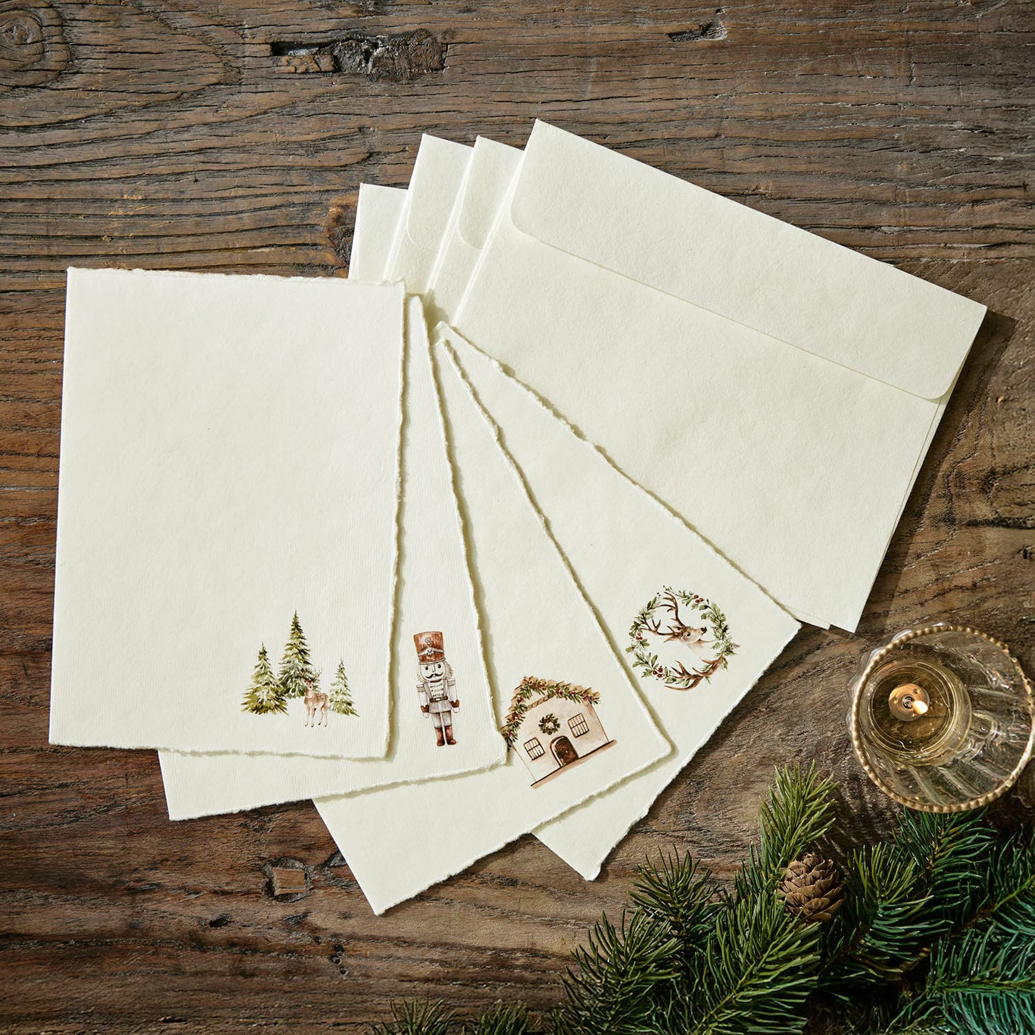 Lot de 4 cartes de vœux Lorandis Ensemble de cartes et enveloppes crème avec motifs de Noël sur table en bois avec branches de sapin