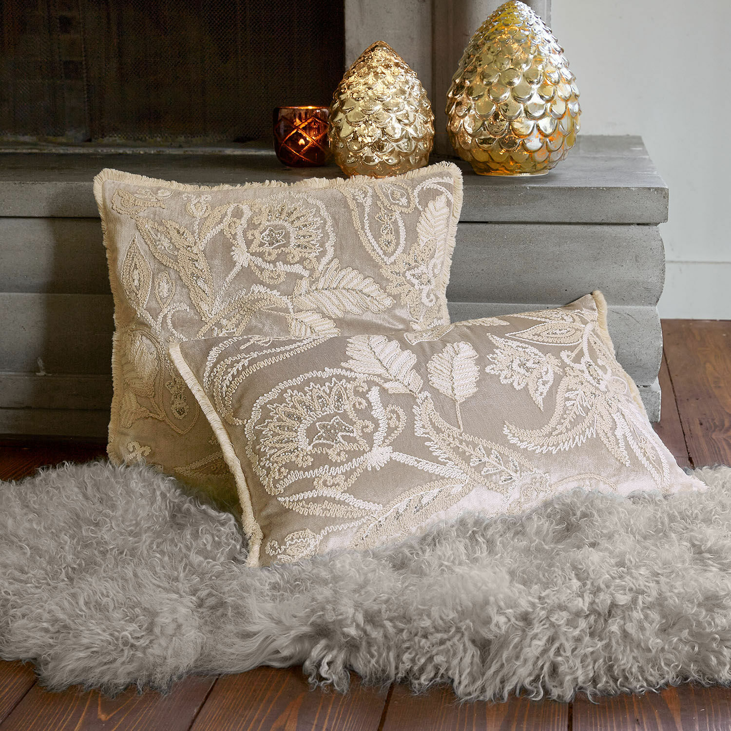 Lot de 2 housses de coussins Oplevine Coussins décoratifs beiges brodés sur tapis en fausse fourrure grise près de la cheminée, textiles d'intérieur