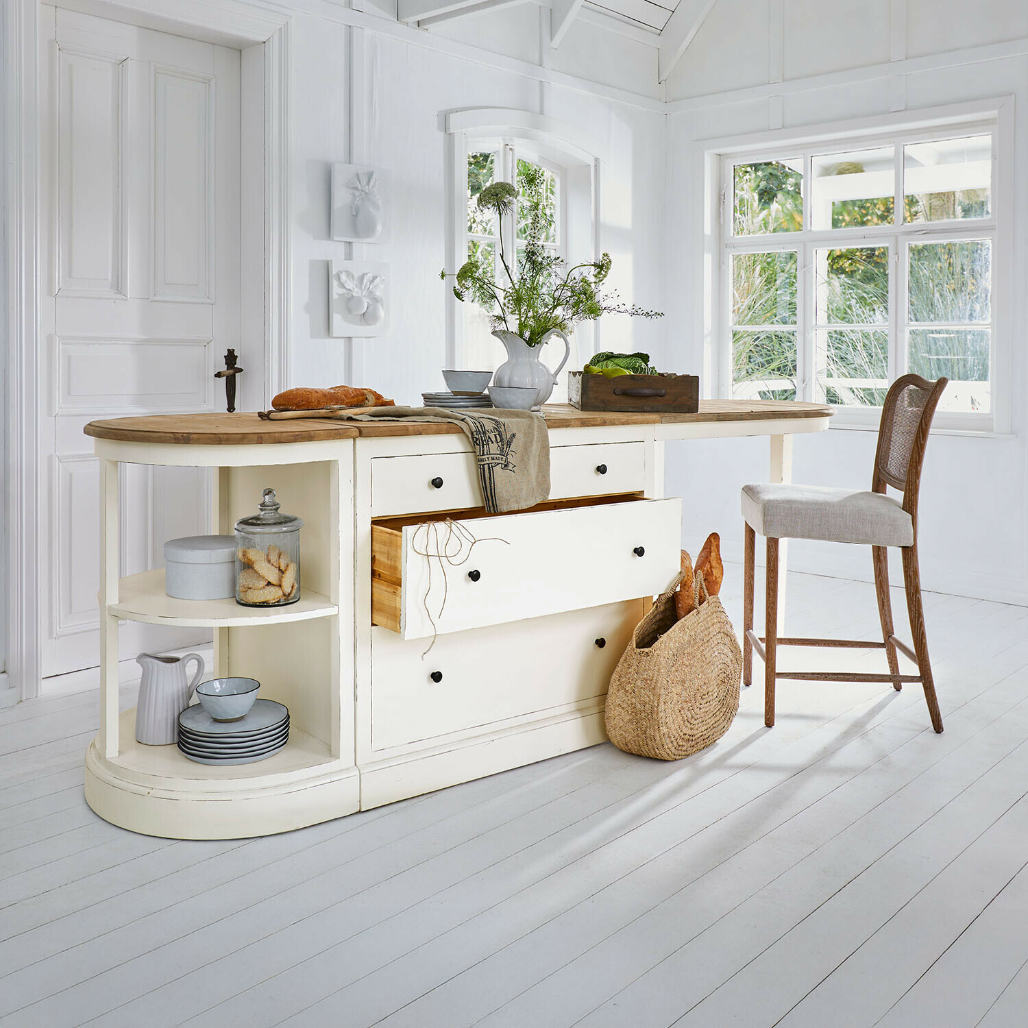 Îlot de cuisine Louisiana Îlot de cuisine crème avec plateau en bois et tiroirs, style rustique, intérieur lumineux