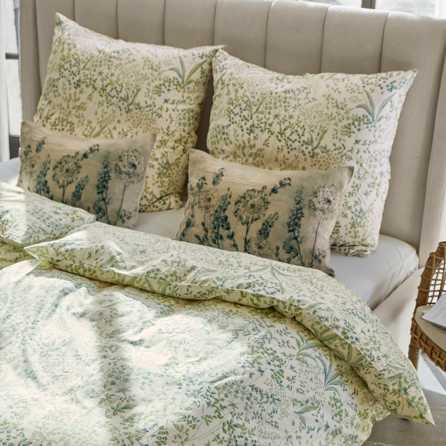 Beddengoed Joncherey Katoenen beddengoed met groen bladmotief en decoratieve kussens in natuurlijke kleuren voor slaapkamer