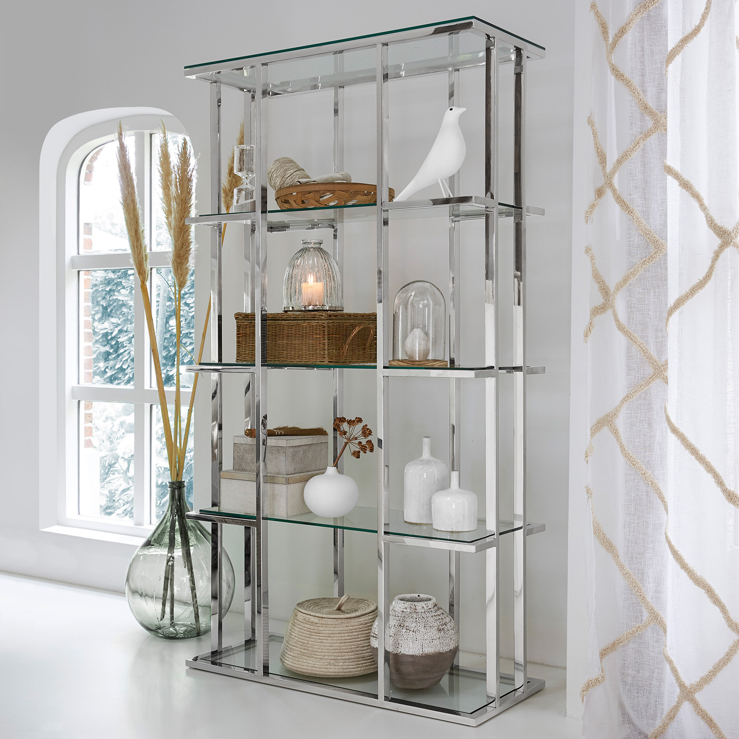 Étagère moderne en verre avec cadre métallique argenté décorée pour salon contemporain