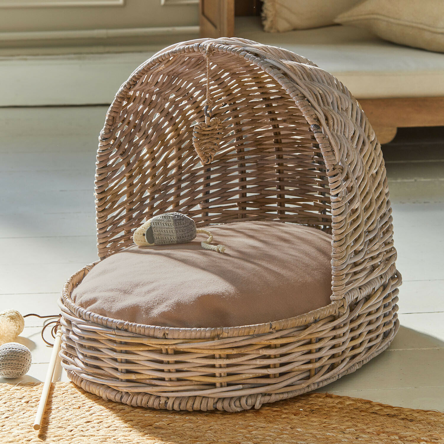 Mand voor huisdieren Charmoise Ovale rotan mand met beige kussen en kap, natuurlijk materiaal, comfortabele kattenmand