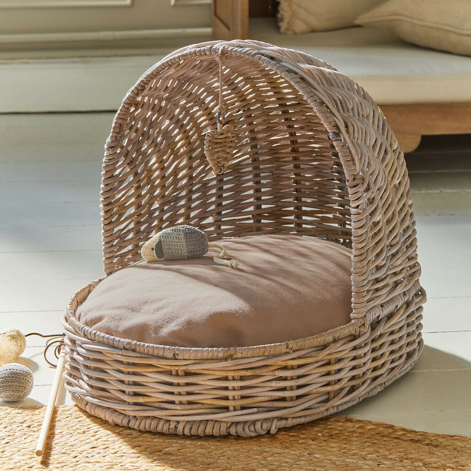 Mand voor huisdieren Charmoise Ovale rotan mand met beige kussen en kap, natuurlijk materiaal, comfortabele kattenmand