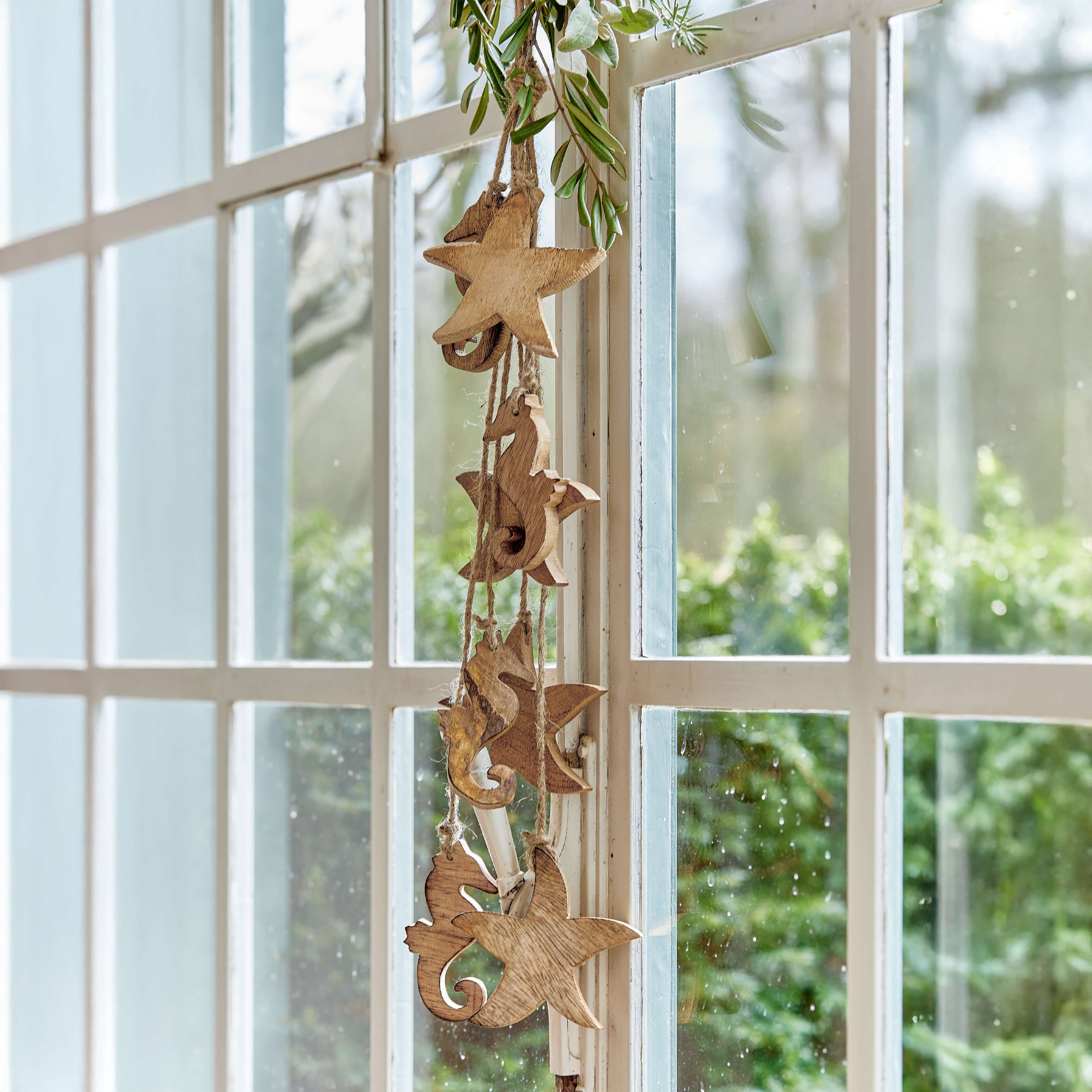 Décoration en bois suspendue à la fenêtre avec étoiles et hippocampes, couleur bois naturel, ambiance marine