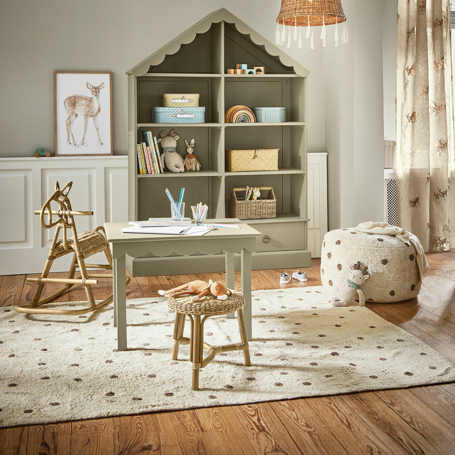 Tapis Thivalie Chambre d'enfant chaleureuse avec étagère verte en bois en forme de maison et meubles en rotin naturel