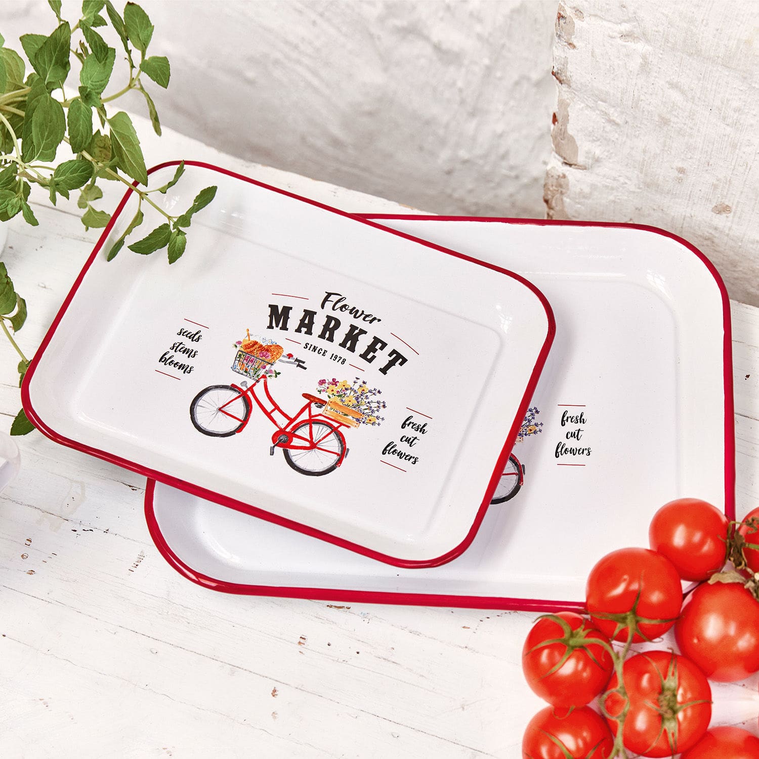 Witte metalen dienbladen met rode rand en fiets met bloemen print, decoratieve keukendienbladen
