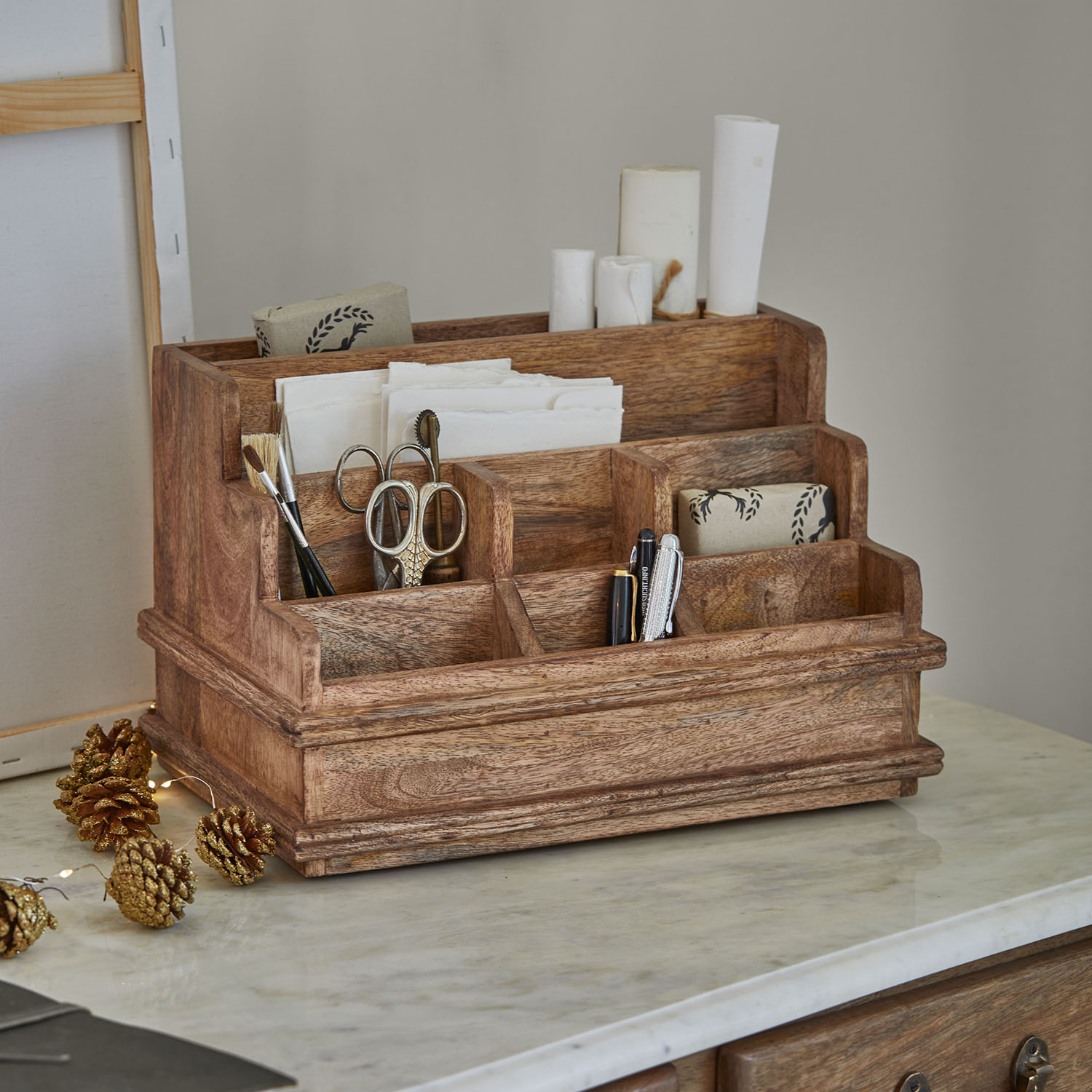 Organisateur de bureau en bois naturel avec plusieurs compartiments pour stylos, ciseaux et papiers