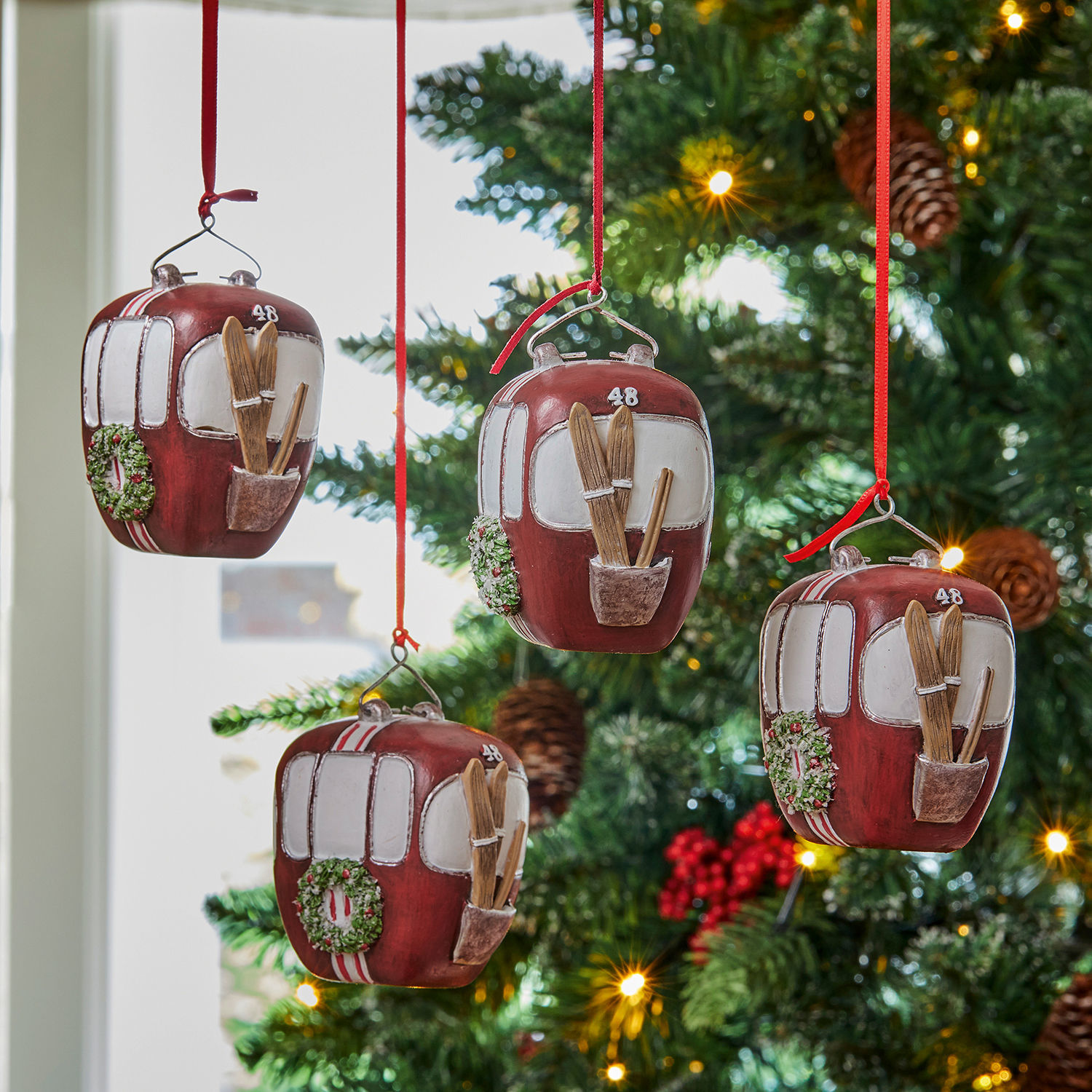 Lot de 4 décorations à suspendre Barnes Décorations de sapin rouges en forme de téléphériques avec skis et couronne sur arbre de Noël vert