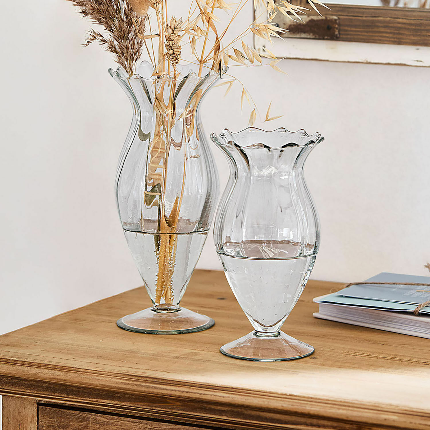 Vaas set van 2 Deniélou Transparante glazen vazen met golvende rand op houten tafel, stijlvolle interieurdecoratie