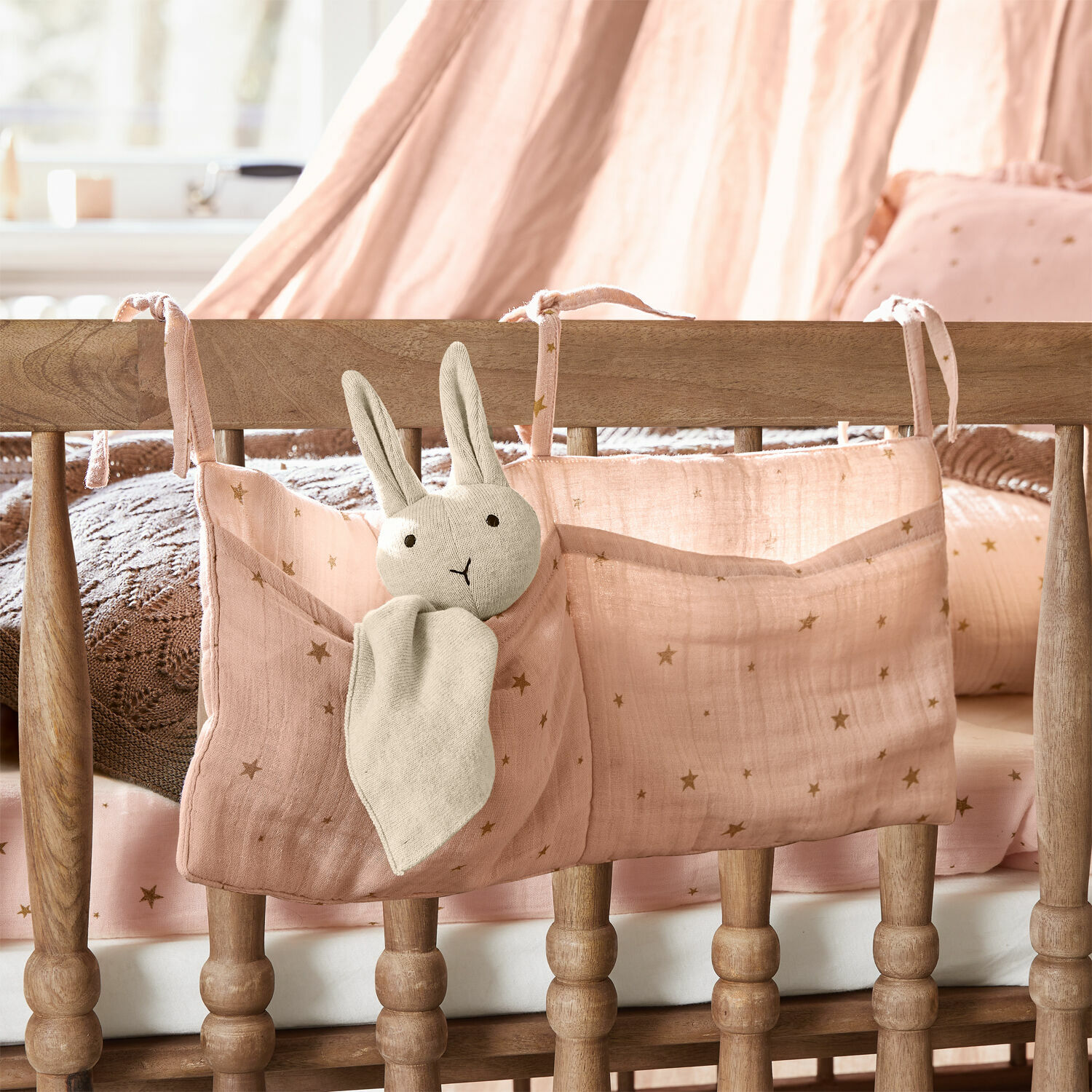 Organisateur rose en coton pour lit bébé avec poches et lapin en peluche pour ranger les jouets