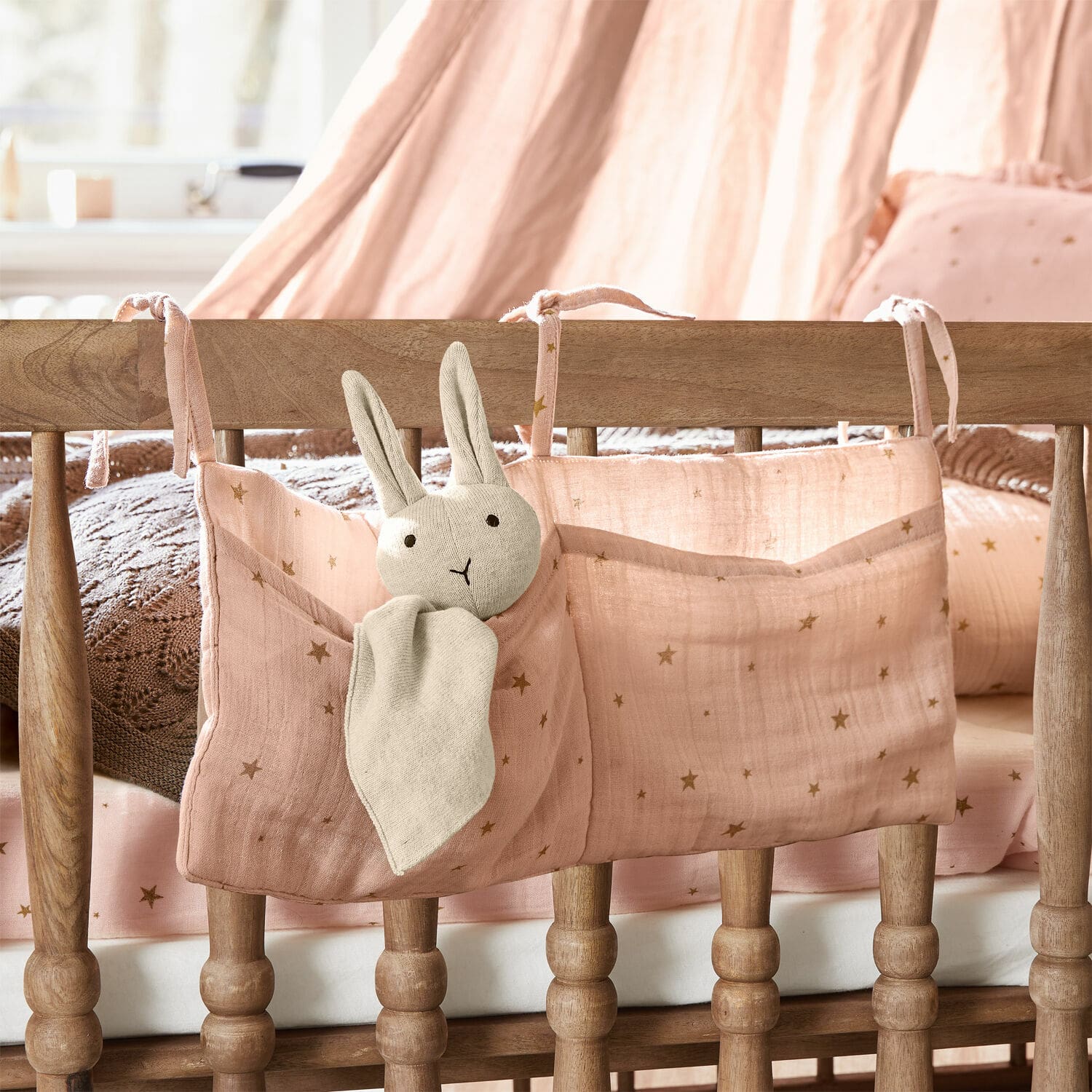 Bewaartas Vianne Roze katoenen organizer met zakken en knuffelkonijn voor aan het babybedje om speelgoed op te bergen