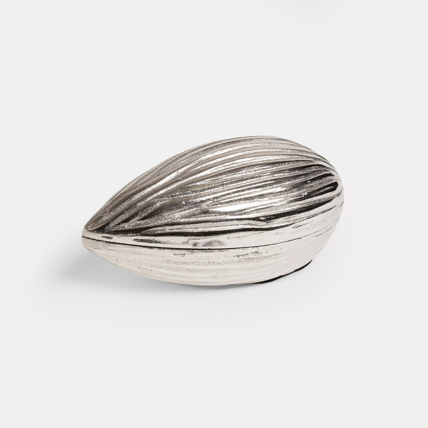 Decoratief object Swansea Decoratieve zilverkleurige metalen doos in notenvorm met textuur, woonaccessoire