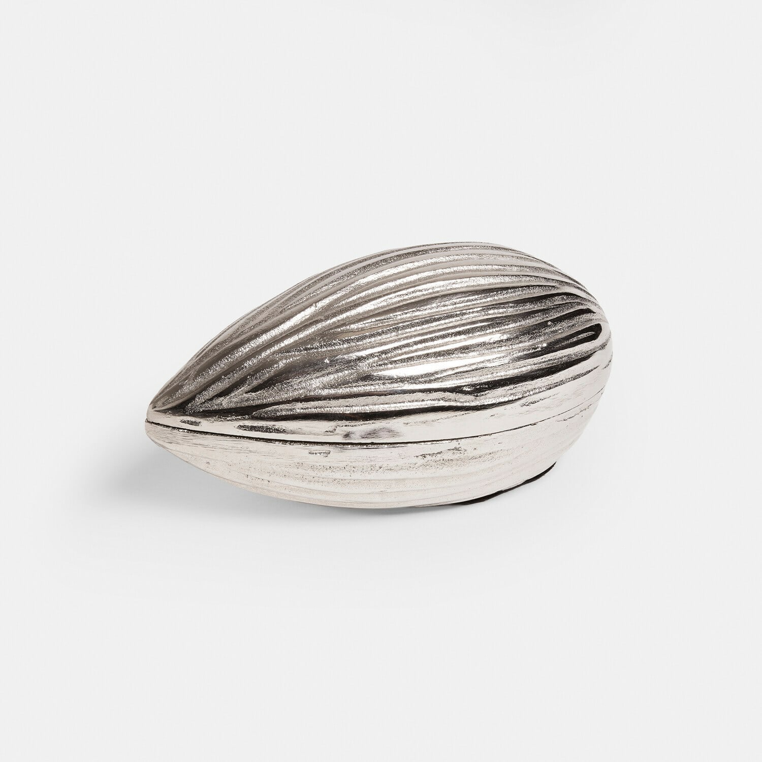 Objet décoratif Swansea Boîte décorative en métal argenté en forme de noix avec texture, accessoire déco intérieur