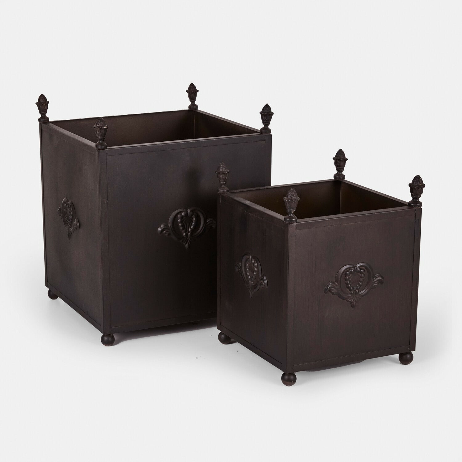 Sierpot set van 2 Ardevino Twee vierkante metalen plantenbakken in donkerbruine kleur met decoratieve details en ronde poten
